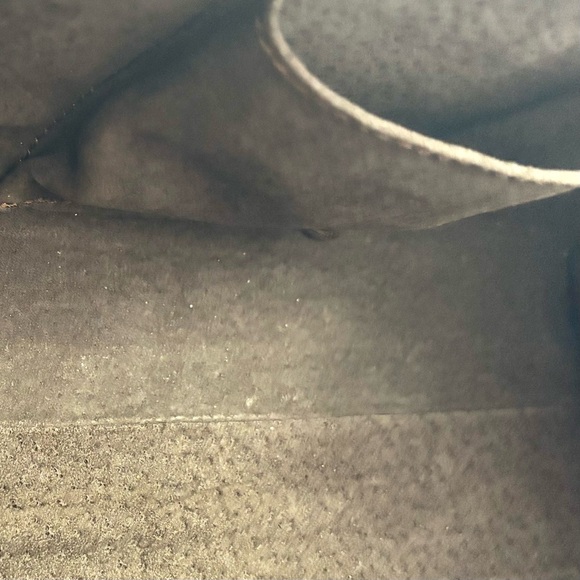 Elegant Floral Embossed Leather Handbag - Picture 9 of 9